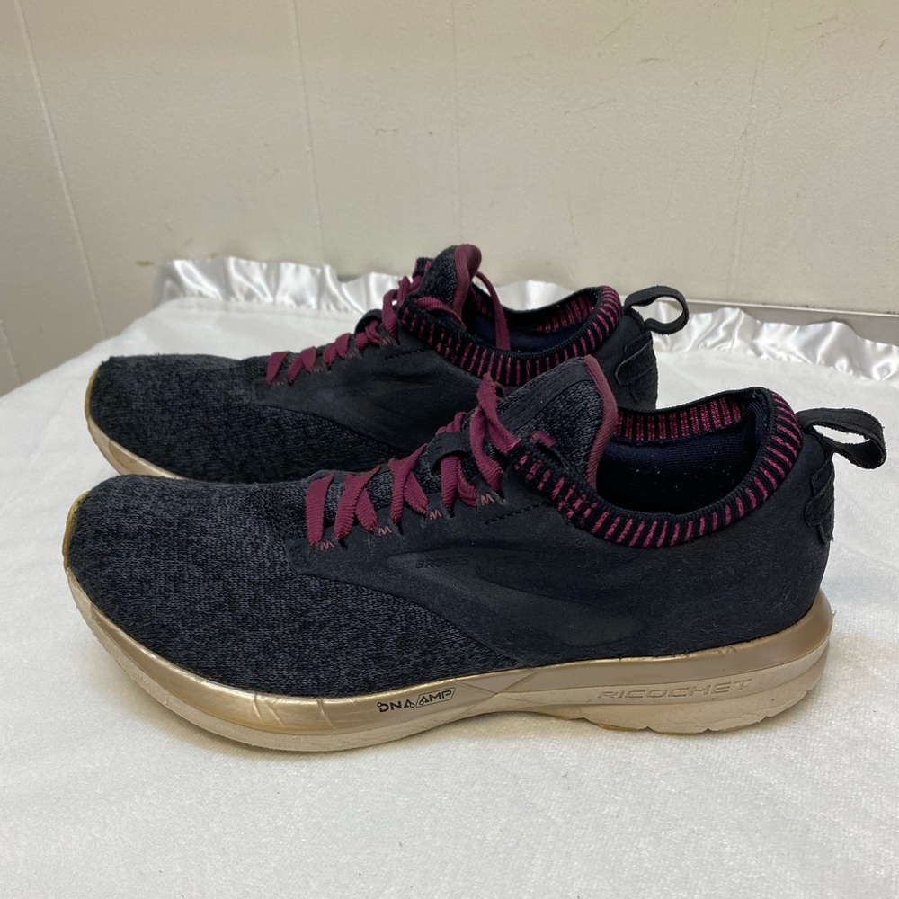 Brooks Ricochet LE women's running shoes in a black, grey, and burgundy Size 8.5